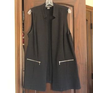 Sleeveless Vest jacket. Textured material wpockets